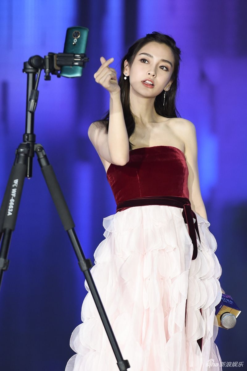 angelababy花样自拍 嘟嘴卖萌无敌可爱